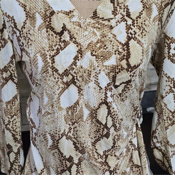 Ralph Lauren Tan & White Snakeskin Surplice Belted Waist Stretch Blouse Size M - Picture 5 of 8